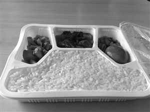 记者暗访时购买的一盒40元盒饭,打开后里面只有4片牛肉