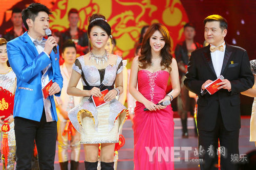 柳岩桃红长裙登台主持 雪肤傲乳显性感优雅