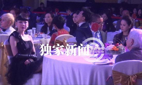 吴莫愁与恩师旧爱伊能静同桌 故作亲密面露尴尬