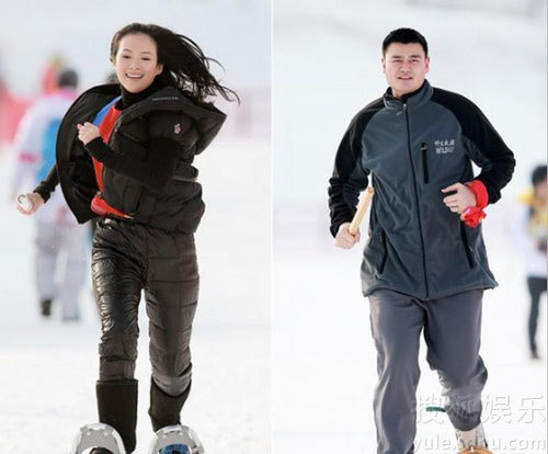 章子怡带奶牛帽与姚明雪地赛跑 变“大脚怪”现身韩国