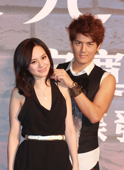 吴克群何超莲同看比赛 疑曝恋情