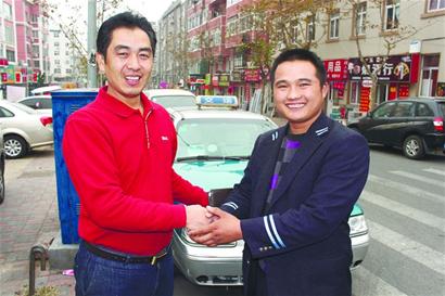 连闯红灯 抢回一条生命 连闯红灯 抢回一条生命