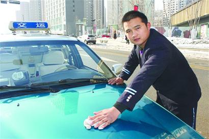 连闯红灯 抢回一条生命 连闯红灯 抢回一条生命