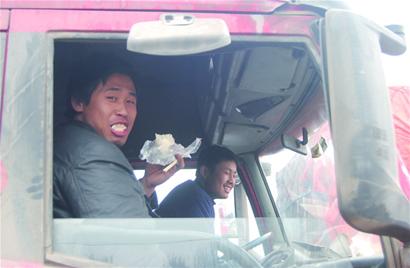 被堵一天一夜 光剩抽闷烟了