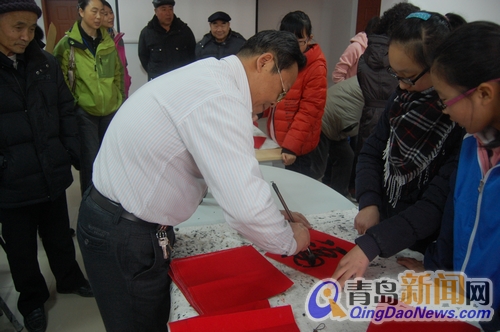 知名书画家为居民送对联 墨香浓郁寄福千家