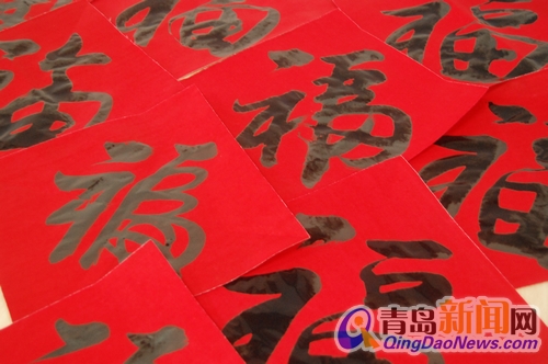 知名书画家为居民送对联 墨香浓郁寄福千家