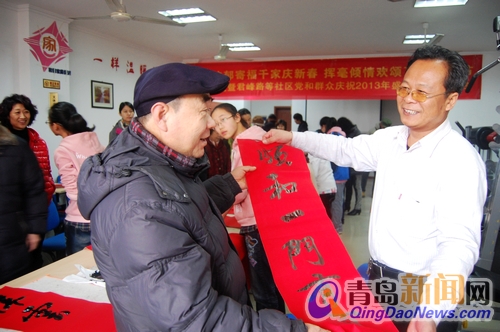 知名书画家为居民送对联 墨香浓郁寄福千家