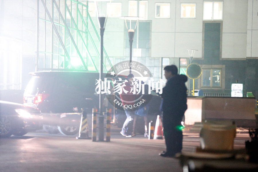 李冰冰相约任泉御姐范十足 时刻关注手机显神秘 