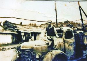 杨光在朝鲜和爱车吉斯150。