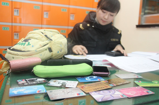 探访青岛最大失物招领中心 背包钱包每天百余件