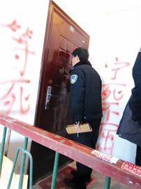 欠债老赖大门被泼红漆 宁死不屈不还钱 欠债老赖大门被泼红漆 宁死不屈不还钱