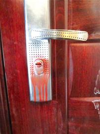 欠债老赖大门被泼红漆 宁死不屈不还钱 欠债老赖大门被泼红漆 宁死不屈不还钱