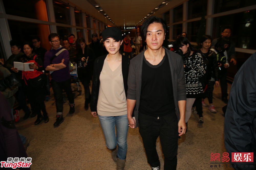 郑伊健蒙嘉慧结婚后返港