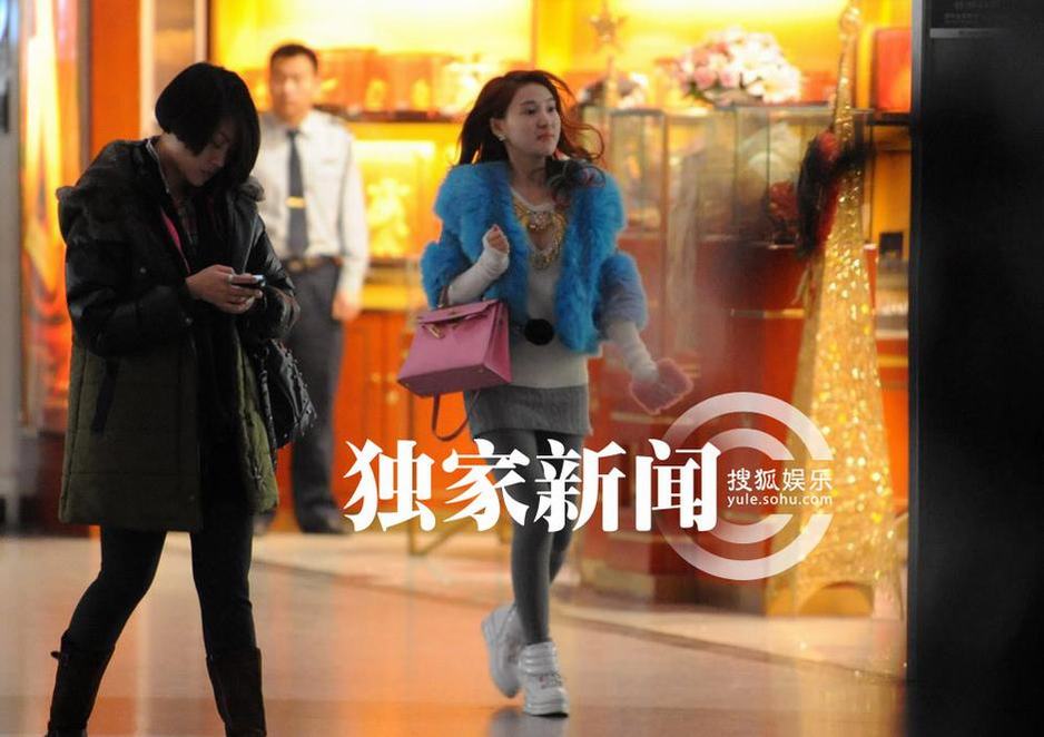 郭美美素颜机场疯狂自拍 网友：鹰钩鼻子三角眼