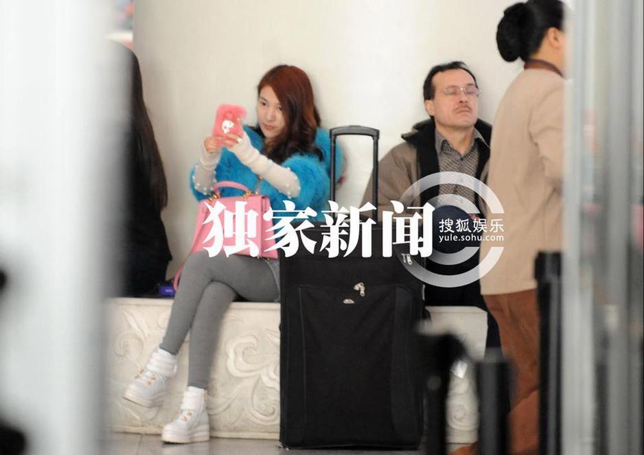 郭美美素颜机场疯狂自拍 网友：鹰钩鼻子三角眼