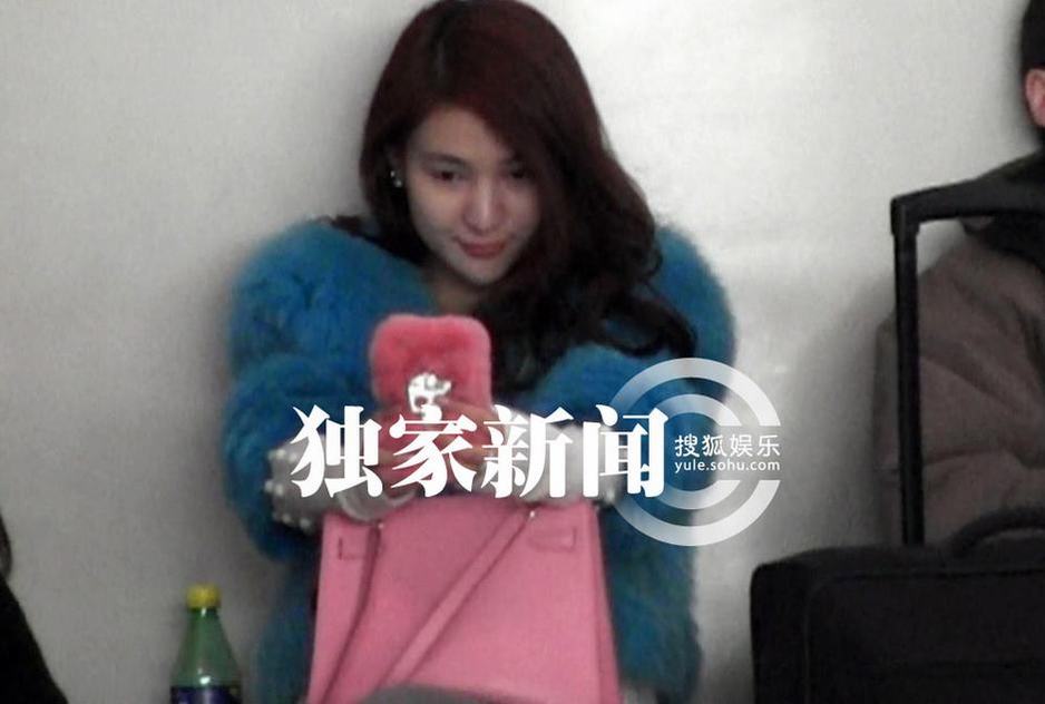 郭美美素颜机场疯狂自拍 网友：鹰钩鼻子三角眼