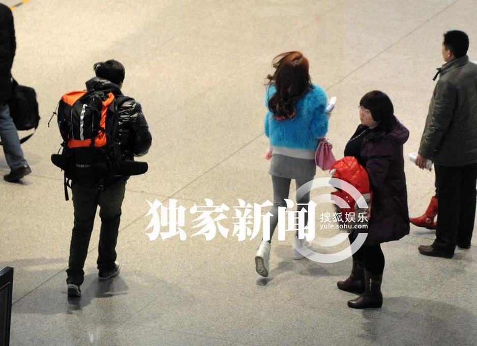 郭美美素颜机场疯狂自拍 网友：鹰钩鼻子三角眼