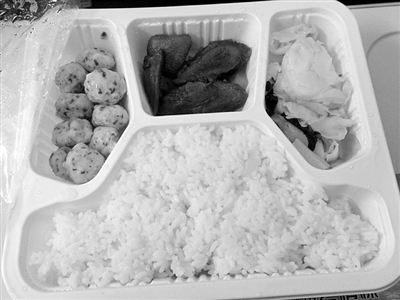 1月31日,D334列车上销售的15元套餐。新京报记者 王瑞峰 摄