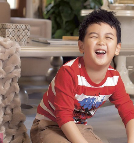 “晴格格”王艳结婚照曝光 7岁儿子活泼有星范儿