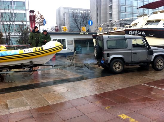 独家:海上霸王上岸过冬 实拍游艇搬家