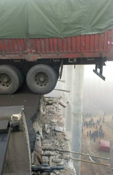 连霍高速货车爆炸 满载烟花