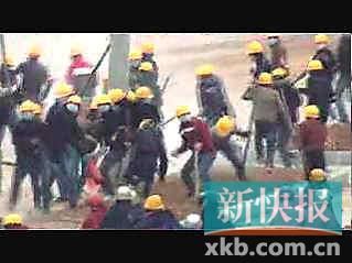 开发商与村民械斗警方观望 开发商与村民械斗警方观望