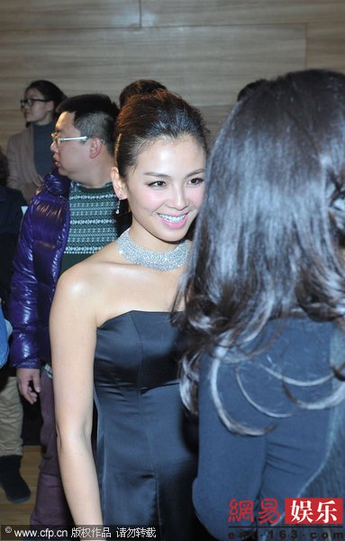 刘涛出席活动与好友寒暄