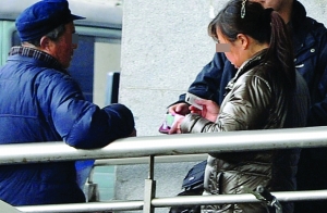 南京火车站前，票贩正在“做生意” 现代快报记者 马晶晶 摄
