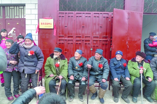 “老兵活动中心”揭牌现场重现久违的军礼