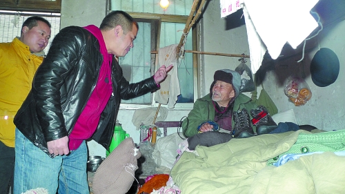 志愿者与本报发行人员一起探望老兵朱柯信