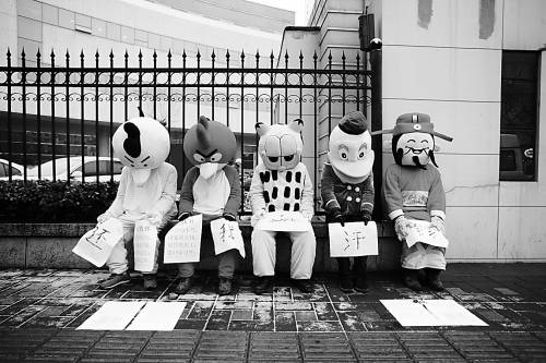 1月31日，北京。“愤怒的小鸟”、“加菲猫”、“唐老鸭”和“财神爷”等5个不同的卡通人物汇聚在中央人民广播电台外，以静坐的方式讨薪，希望得到社会关注。