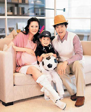 俞小凡夫妇和儿子