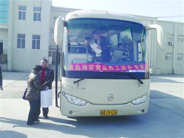 民工专车载着幸福欢乐回家 警车开道护送