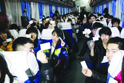 民工专车载着幸福欢乐回家 警车开道护送