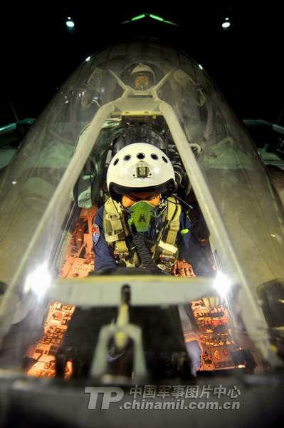 资料图：中国战机飞行员进入座舱起飞。