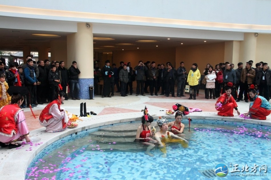 帝王头汤十万拍得引围观 嫔妃宫女陪入浴（组图）