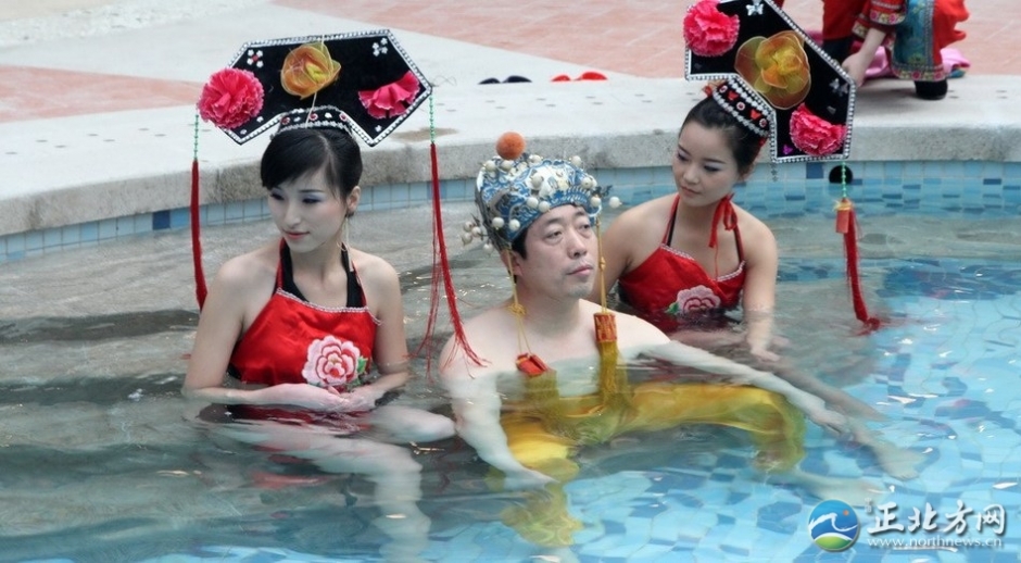 帝王头汤十万拍得引围观 嫔妃宫女陪入浴（组图）