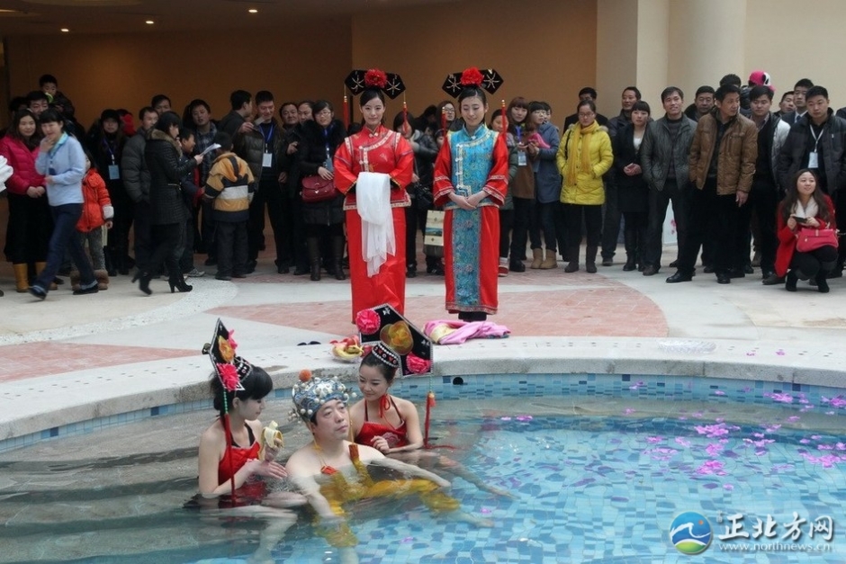 帝王头汤十万拍得引围观 嫔妃宫女陪入浴（组图）
