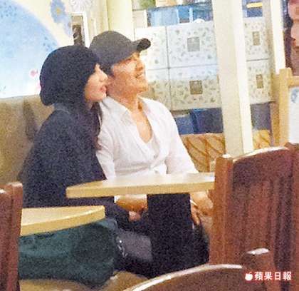 高圆圆赵又廷十指紧扣密游台湾