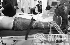 前晚10点52分，浙医二院急诊室，发酒疯的小吴被家人绑在担架上。记者 葛丹娣 摄