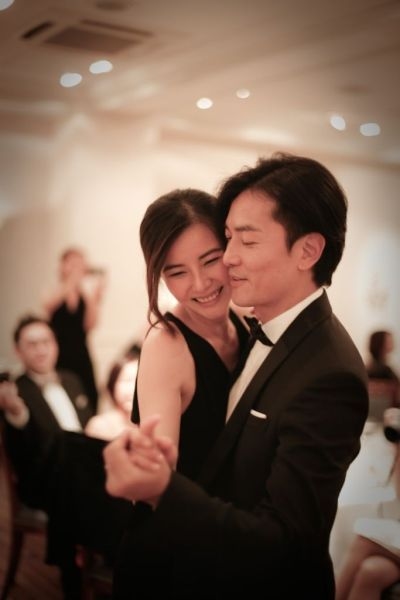 郑伊健蒙嘉慧甜蜜婚纱照曝光 二人甜蜜交杯