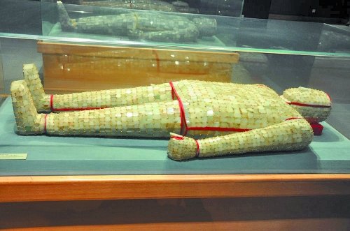 男子叫价5万卖“金缕玉衣” 称转手可赚数亿元