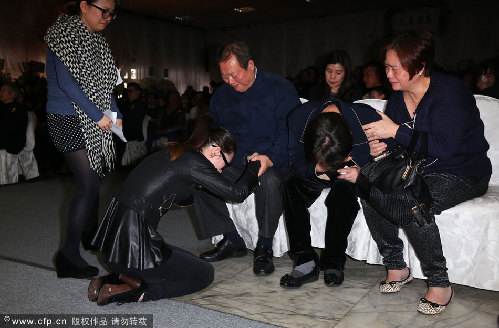 2013年2月3日讯，台北，2月2日，艺人戎祥追悼会举行。戎祥遗孀墨镜现身跪地哭倒，艺人大小S，以及她们的夫婿汪小菲、许雅钧，还有章子怡等人都送花致意。戎祥在演艺圈近20年，好友庹宗康、宋少卿、秦伟、九孔、白云、陈建州、Makiyo、陈为民、胡瓜等人都到场送他最后一程，陈为民更是一踏出会场哭到不能言语，最后更因太过思念好友，伤心地说：“戎祥，你在地下等我。”庹宗康和戎祥高中结为好友，他一反往常坚强，情绪崩溃：“我昨天梦到他，要我陪他散散步，我真的很希望能陪他多走一点时间！他走后，所有朋友都会帮他照顾家里、照顾芊合。” 图为戎祥遗孀哭倒跪地。