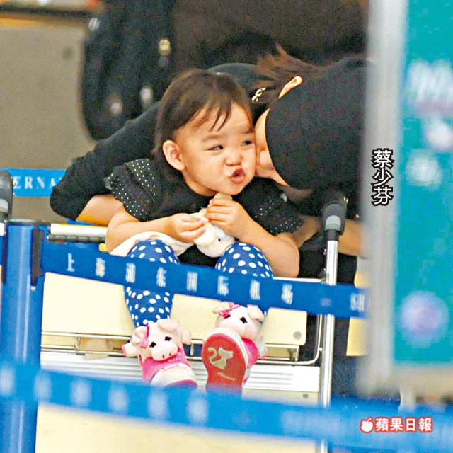 蔡少芬一家现身机场