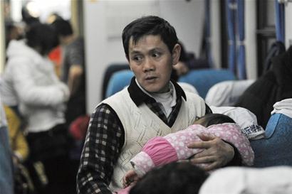 农民工45小时回家路:人声鼎沸站着睡