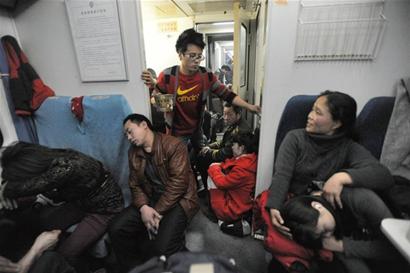 农民工45小时回家路:人声鼎沸站着睡