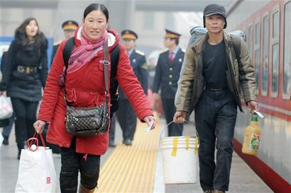 农民工45小时回家路:人声鼎沸站着睡