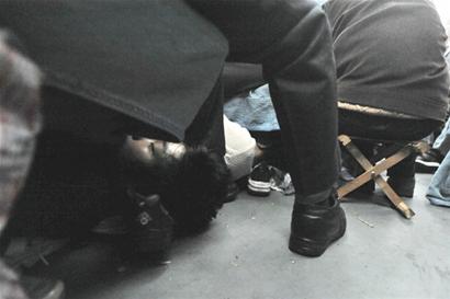 农民工45小时回家路:人声鼎沸站着睡