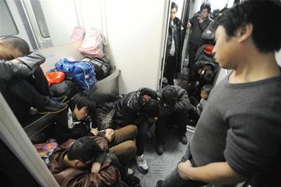 农民工45小时回家路:人声鼎沸站着睡