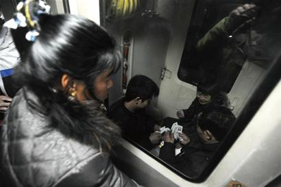 农民工45小时回家路:人声鼎沸站着睡